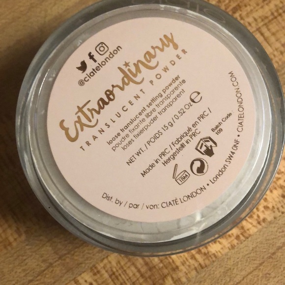 Translucent Powder - Picture 2 of 3